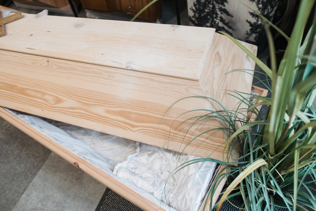 Kremationssarg aus unbehandeltem Kiefernholz, mit Sargausstattung und Decken- und Kissengarnitur